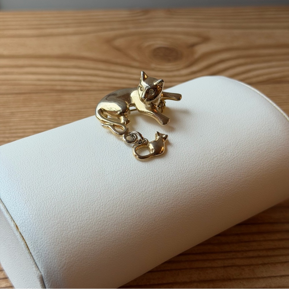 Vintage Gold Tone Cat & Mouse With Rhinestone Eyes Dangle Brooch